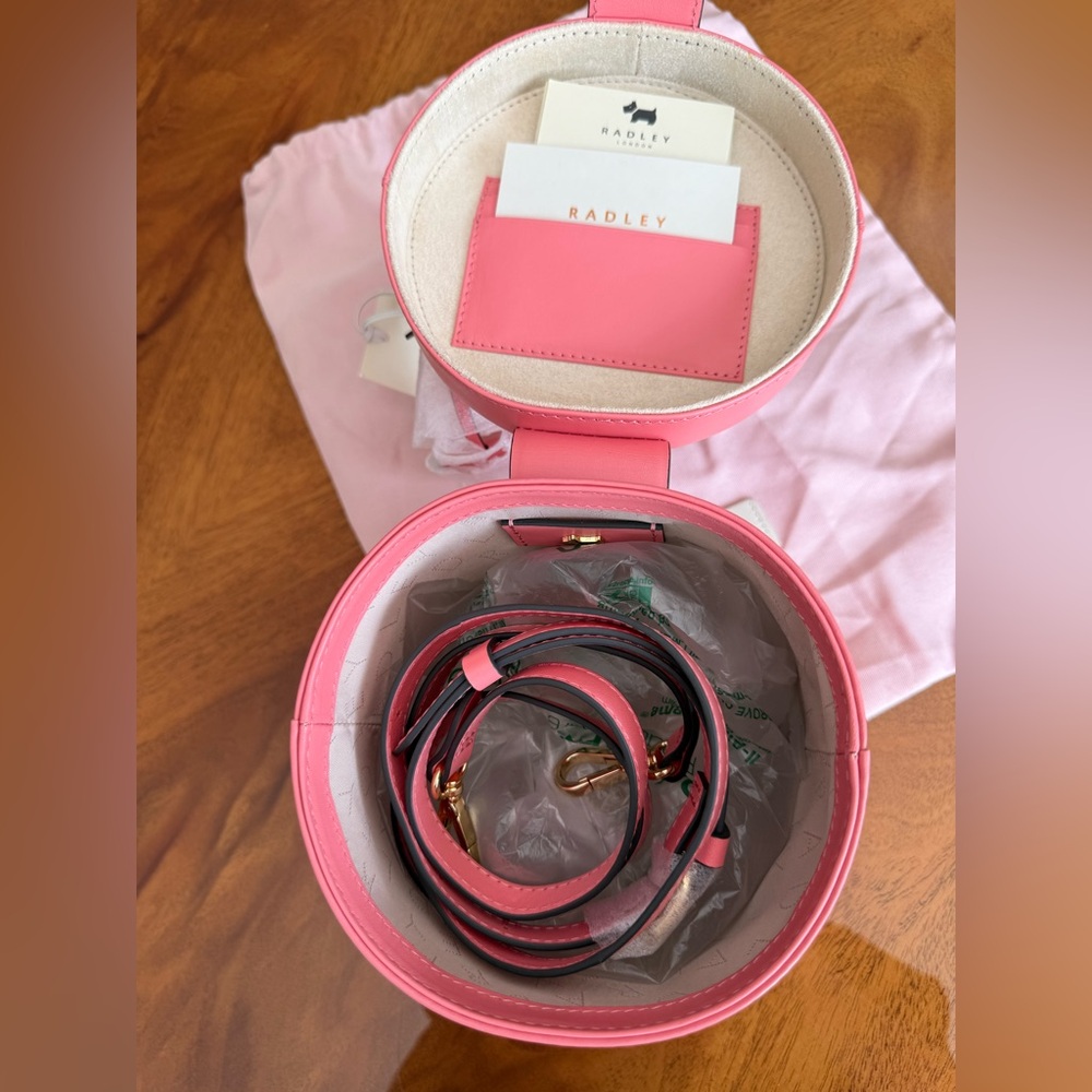 Radley London 💓Elegant Pink Cylinder Handbag with tags but has a tiny scratch - Picture 6 of 17